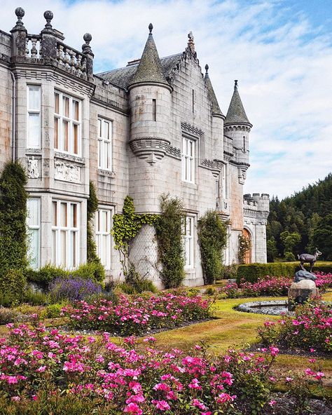 10 Scottish Castles Straight Out Of A Fairytale Scottish Castles, Castle Fairytale, Balmoral Castle, Urban Exploring, Castle Mansion, Castle Aesthetic, Castles In Scotland, Castles Interior, Victorian Mansions