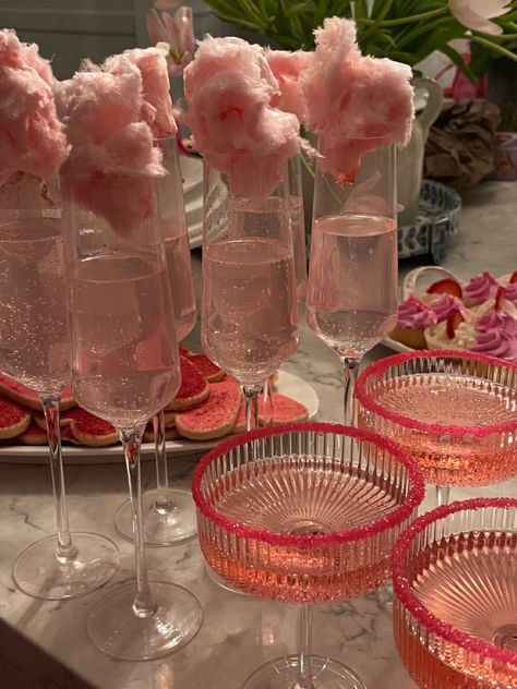 Birthday Inspo Party Ideas, Sweet 16 Drink Ideas, Sweet 16 Drinks, Pink Themes Party, Barbie Birthday Aesthetic, Pink Birthday Drinks, Birthday Decoration Ideas Pink, 15th Party Ideas, 18th Birthday Themes Ideas