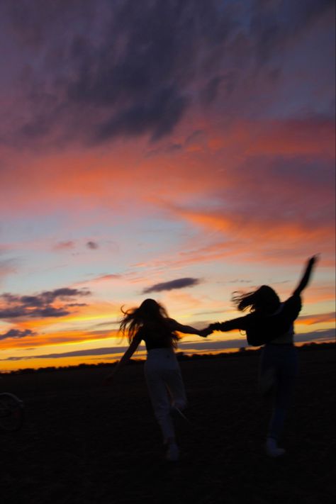 Bsf Photos Aesthetic, Best Friends Sunset Pictures, Best Friend Pictures Sunset, Best Friend Photoshoot Desert, Bestie Sunset Pics, Sunrise And Sunset Aesthetic, Bff Sunset Pictures, Sunset Bestie Pics, Sunset Photography Ideas