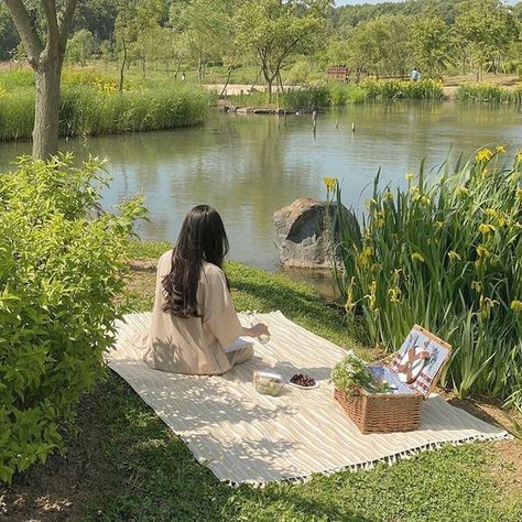 Picnic Inspiration, Cottage Aesthetic, Shotting Photo, Hiasan Bilik, Picnic Date, Fotografi Alam Semula Jadi, Cottage Core Aesthetic, Cottagecore Aesthetic, Spring Aesthetic