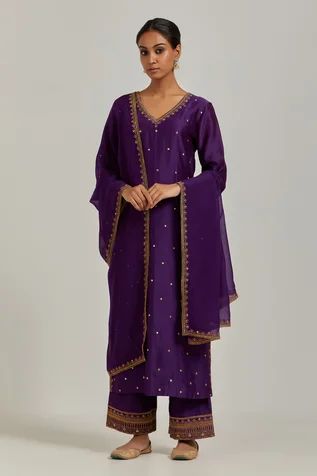 V Neck Kurta, Chanderi Silk Suits, Velvet Dupatta, Eastern Dresses, Embroidery Boutique, Street Style Fall Outfits, A Line Kurta, Silk Kurta, Plain Dress