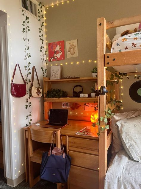 Big Dorm Room Aesthetic, Cozy Dorm Bed, Dorm Restroom Decor Ideas, College Dorm Asthetics, Nyu Dorm Room Ideas, Ucla Dorm Room Ideas, Dorm Bedding Ideas Color Schemes, College Dorm Room Checklist, University Of Iowa Dorm