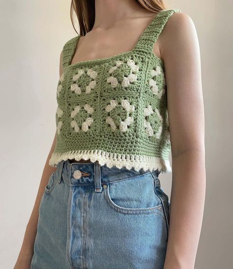 Crochet Tank Top Over Shirt, Granny Square Tops Crochet, Crochet Square Tank Top, Crochet Granny Square Crop Top Pattern, Crochet Kpop Inspired, Granny Square Crochet Designs, Crochet Clothes Granny Square, Granny Squares Clothes, Daisy Granny Square Top