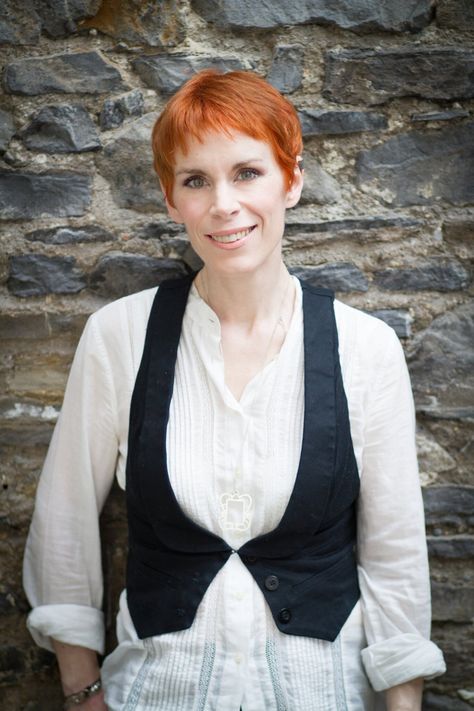 Bestselling author Tana French talks about what makes a good mystery writer and her latest novel | The Seattle Times Tana French, Author Branding, Women Writers, Best Mysteries, Agent Of Change, Penguin Random House, Irish Men, Her World, New Career