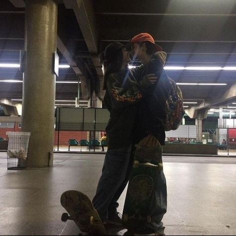 Skater Couple Aesthetic, Skateboarding Couples, Skater Couple, Skater Boy Aesthetic, Girl Skater, Skateboard Aesthetic, Grunge Couple, Couple Fits, Skater Boys