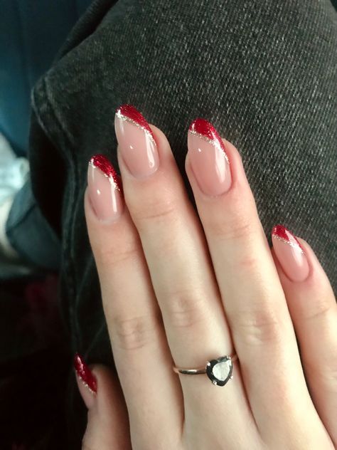 Red Nails For A Wedding, Red Pink Gold Nails, Cute Red Nail Designs Simple, Holiday Nails Elegant, Red And Silver Tip Nails, Red With Accent Nail, Red And Gold French Tip Nails Almond, Red Nails For Wedding Guest, French Red Nails Ideas