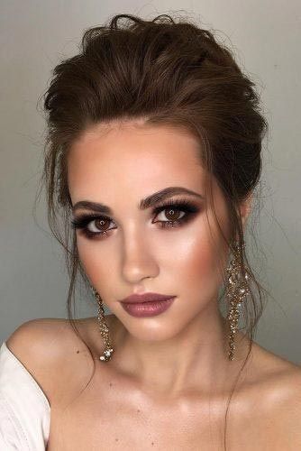 Makeup that is moody for your wedding day Wedding Hairstyles And Makeup, Bride Makeup Brown Eyes, Fall Bridal Makeup, Winter Wedding Makeup, Makeup Ideas Wedding, Fall Wedding Trends, Fall Wedding Makeup, Wedding Makeup Ideas, Wedding Makeup For Brown Eyes