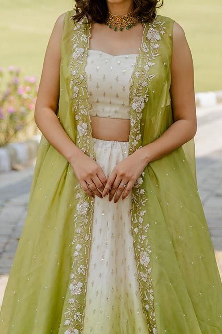 Embroidered Cape & Ombre Lehenga Set Mehendi Gown Outfit, Indian Wedding Function Outfits, Simple Hairstyles For Wedding Function, Simple Function Dress, Marriage Outfits For Women, Dress For Mehendi Function, Ombre Lehenga, Organza Cape, Embroidered Cape