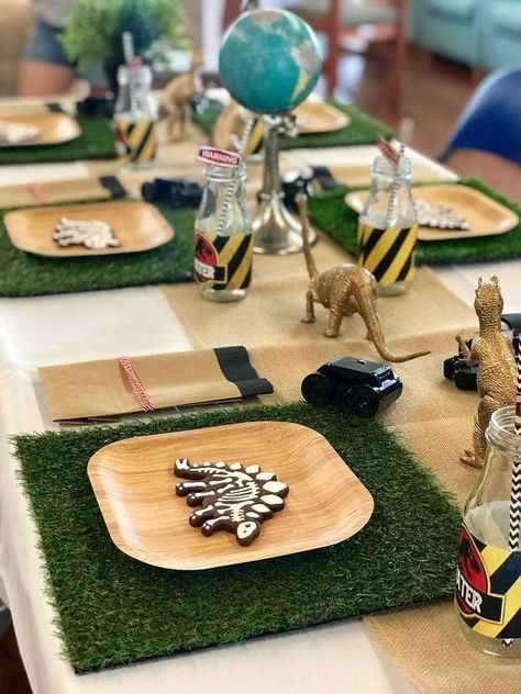 Jurassic Park Party Table Decorations, Jurassic World Party Decor, Diy Jurassic World Party, Jurassic Park Party Decor, Jurassic World Dominion Birthday Party, Jurassic World Birthday Party Decor, Jurassic World Centerpieces, Jurassic Park Centerpieces, Jurassic Park Party Food