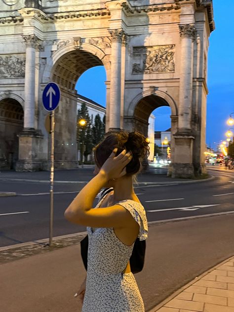 #munich #happy #girl #night #fashion #nightlife #aesthetic Oktoberfest Munich Outfits, Munich Instagram Pictures, Munich Germany Instagram, Germany Trip Aesthetic, Munich Germany Aesthetic Outfits, Germany Munich Aesthetic, Munich Photo Ideas, Germany Photo Ideas, German Girl Aesthetic