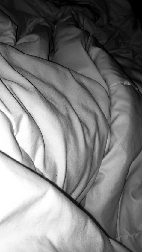 B & W Gud Night Snap, Fake Snaps Night Room Bed, Laying In Bed Snap, Chilling In Bed, Bed Night, Time Aesthetic, Baby Pink Nails, Beautiful Wallpapers For Iphone, Bed Photos