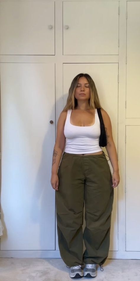 Aesthetic Fit Inspo Mid Size, Middize Girl Outfits, Medium Size Fashion Aesthetic, School Outfits Medium Size, Medium Size Body Outfit Ideas, Y2k Outfit Midsize, Mid Size Body Outfits Summer, Mid Size Bodies Aesthetic, Mid Size Curvy Outfits