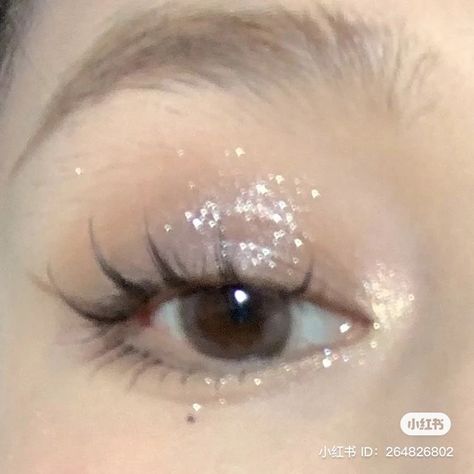 Glitter Makeup Douyin, Blue Shiny Makeup, Douyin Eye Makeup Glitter, Glitter Makeup Korean, Douyin Glitter Makeup, Glitter Douyin Makeup, Makeup Looks Douyin, Simple Glitter Makeup, Douyin Makeup Glitter