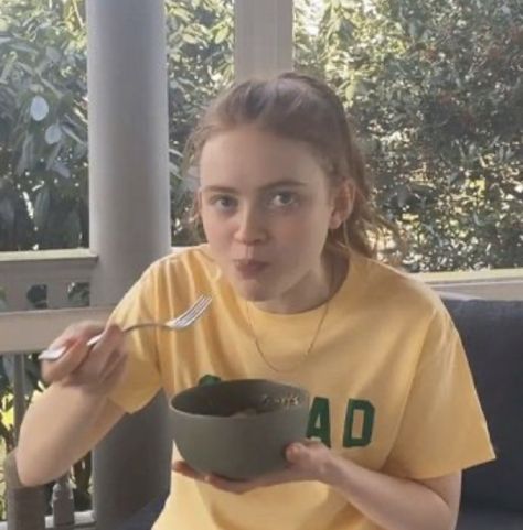 Sadie Sink Funny, Sadie Sink Icon, Rachel Elizabeth Dare, Fortune Favors The Bold, Funny Reaction, Reaction Pic, Popular People, Sadie Sink, I Love Girls