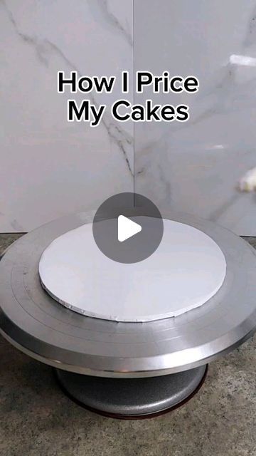 Victoria's Cake Studio on Instagram: "I've done lots of videos on how much a cake costs to make, how much I make in a month selling cakes, etc. But this is the first time I breakdown how I calculate my pricing for my cakes. If you've been following me for a while you know I love transparency when it comes to running my business, so here's all the details ✨️ #cakebusiness #business #smallbusiness #bakerybusiness #bakery #smallbusinessowner #cake #cakedecorator #cakedecorating #caketutorial #cakedecoratingtutorials #baking #bakingtutorial #caketips #bakingtips #finance #financetips #cakepricing #cakeideas #cakereels #bakingreels #homebaker #homebusiness #microbakery" Cake Stand Diy Ideas, 3 Kg Cake Design, Cake Decorating For Beginners Videos, 4inch Cake Design, How To Price Cakes, How To Cut A Cake For Serving, How To Make Fondant For Beginners, Business Anniversary Cake, How To Cut A Cake