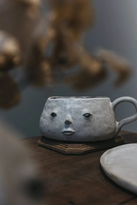 Artist Fan Yanting Creates Emotive Little Faces Sculptures From Minimalist Ceramics Fimo, Spooky Ceramics, Minimalist Ceramics, Pottery Cafe, Human Faces, Ceramic Mask, Diy Plaster, Ceramic Pieces, Handmade Cups