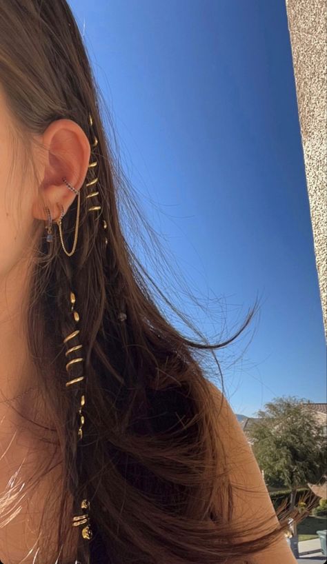 Gold Hair Bead, Gold Jewelry Brown Hair, Braided Hairstyles Accessories, Prom Hair Gold Accessories, Hair Wraps Beachy, Gold Hair Wrap, Curly Hair With Hair Jewelry, Hoops In Hair, Gold Beads In Hair