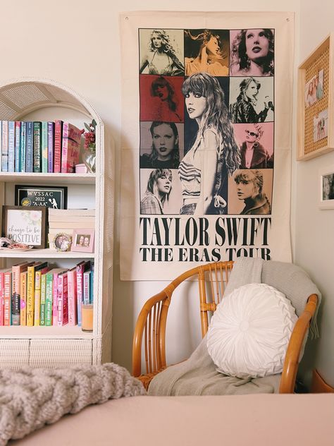 Cute Taylor Swift Decor, Bedroom Inspo Taylor Swift, Taylor Swift Lover Room Decor, Aesthetic Bedroom Ideas Taylor Swift, Eras Tour Tapestry, Boho Taylor Swift Room, Dorm Room Taylor Swift, Eras Tour Room Decor, Bedroom Inspirations Taylor Swift