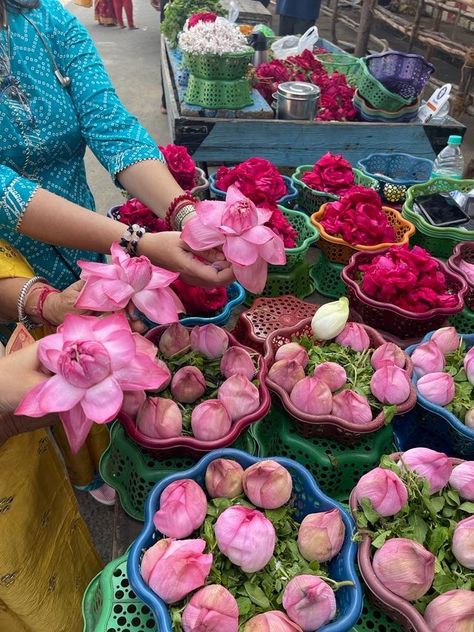 Varanasi, South Asian Aesthetic, Desi Love, Desi Fashion Casual, Nothing But Flowers, Flower Therapy, Desi Wedding, Indian Aesthetic, Brown Girl