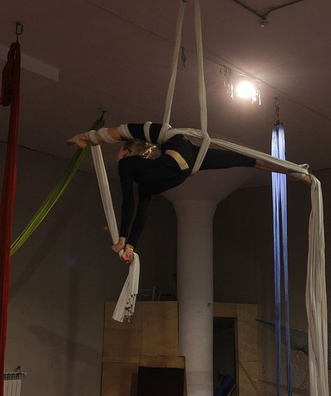 гимнастика Aerial Hoop Moves, Aerial Gymnastics, Silk Dancing, Air Yoga, Aerial Costume, Circus Aesthetic, Aerial Silk, Aerial Fitness, Air Sports
