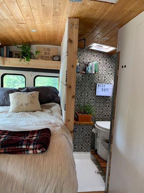 Top 8 Skoolie Bathroom Ideas - Aimless Travels Skoolie Bathroom, Omgebouwde Bus, Bus Remodel, Skoolie Conversion, School Bus Tiny House, School Bus Camper, School Bus House, Airstream Remodel, Drømme Liv