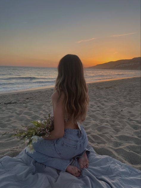 brought trader joe’s flowers and a blankey to the beach wearing a cute scarf top and baggy jeans, shout-out to the blonde balayage hair Balayage, Jeans On The Beach Photoshoot, Jeans Beach Photoshoot, Top And Baggy Jeans, 22nd Bday, Blonde Balayage Hair, Beach Wearing, Cute Scarf, Beach Flowers