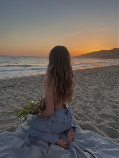 brought trader joe’s flowers and a blankey to the beach wearing a cute scarf top and baggy jeans, shout-out to the blonde balayage hair Balayage, Beach Pics With Flowers, Jeans On The Beach Photoshoot, Jeans Beach Photoshoot, Top And Baggy Jeans, 22nd Bday, Blonde Balayage Hair, Beach Wearing, Cute Scarf