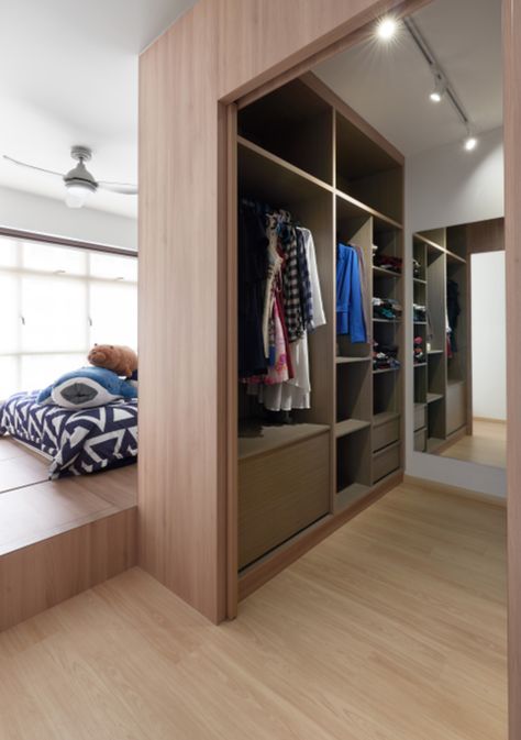 A 3-bedroom apartment in Singapore - The walk-in wardrobe | Qanvast #walkinwardrobe #sghomes #qanvast Rooms With Walk In Closet, Walk In Closet Small Bedroom, Open Closet Ideas For Small Spaces, Walk In Wardrobe Bedroom, Behind Bed Closet, Small Space Closet Organization, Closet Behind Bed, Walk In Closet Organization, Closet Organization Hacks