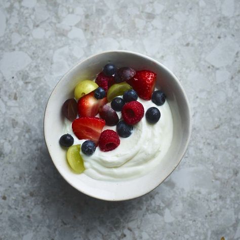 Essen, Yoghurt With Fruit, Greek Yogurt With Fruit, Plain Greek Yogurt Recipes, Yogurt With Fruit, Viking Shieldmaiden, Fruit Yoghurt, Fruit Salad With Yogurt, Greek Yogurt Strawberry