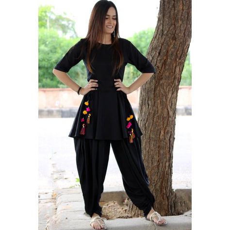 Dhoti Style Kurti, Dhoti Dresses For Women, Dhoti Salwar Suits, Dotti Dresses, Plain Kurti Designs, Dhoti Salwar, Patiala Dress, Simple Tops, Salwar Suits Pakistani