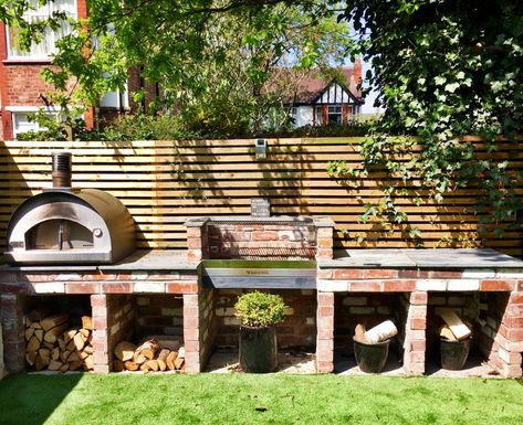 Kitchen Build Ideas, Small Backyard Kitchen, Outdoor Kitchen Small, Bbq Area Garden, Garden Bbq Ideas, Diy Bbq Area, Diy Outdoor Kitchen Plans, Outdoor Grill Diy, Brick Bbq