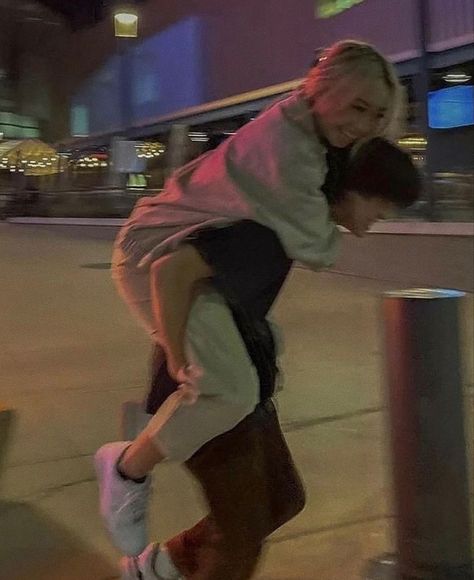 Piggyback Ride, Friends Outfits, Guy Best Friend, Cute Relationship Photos, Boy Best Friend, Couples Vibe, Boyfriend Goals, Popular Books