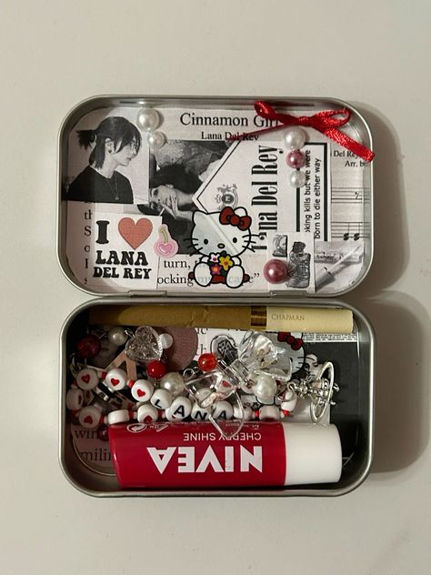 Wallet Inspiration, Denise Mercedes, Mint Tin Crafts, Altoids Tins, Inside My Bag, Mint Tins, What In My Bag, Homecoming Proposal Ideas, Two Friends