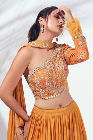 Couture, Haute Couture, Choker Dupatta Design, Lehriya Saree Blouse Designs, One Shoulder Dress Indian, Haldi Bridal Outfit, One Shoulder Lehenga, Pleated Dupatta, Mustard Lehenga