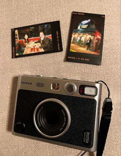 Polaroid camera Camera That Prints Out Pictures, Polaroid Now Photos, Cute Film Photos, I Want It I Got It, Instax Evo, Polaroid Photo Ideas, Polaroid Camera Aesthetic, Things I Want To Buy List, Old Polaroid Camera