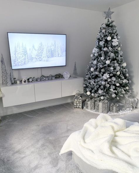 White Christmas Room Ideas, Xmas Tree White Decorations, Gray And Silver Christmas Tree, Grey Christmas Decorations, Home Decor Ideas Grey And White, Christmas Trees White Decorations, Christmas Tree White Theme, Gray And White Christmas Decor, White And Gray Christmas Decor