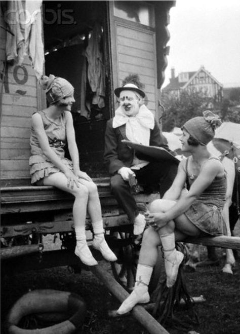 24 Cozy Snapshots of Circus Performers at the Backstage in the 1920s and '30s 1920s Circus, Vintage Circus Performers, Vintage Circus Photos, Old Circus, Circus Aesthetic, Circus Acts, Circus Sideshow, Circus Circus, Circus Performers