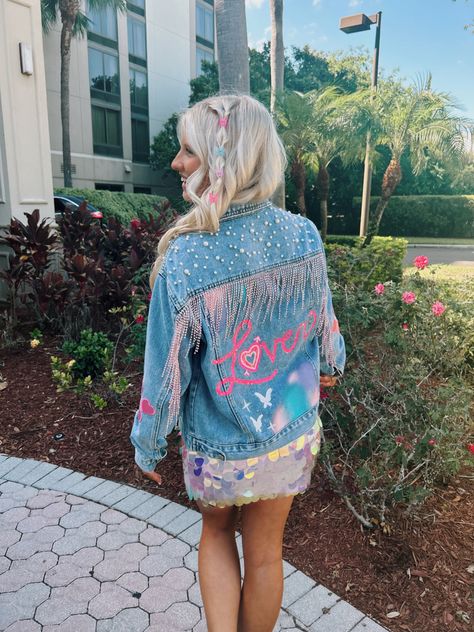 Lover Jeans Taylor Swift, Diy Concert Jacket, Lover Denim Jacket Taylor Swift, Diy Concert Jean Jacket, Jean Jackets Aesthetic, Lover Jacket Taylor Swift, Jean Jacket Painted Taylor Swift, Taylor Swift Eras Jean Jacket, Diy Taylor Swift Jean Jacket