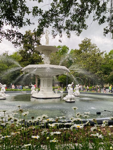 Savannah Georgia Fountain, Savannah Ga Aesthetic, Savanna Core, Savannah Aesthetic, Savannah Core, Forsyth Park Savannah, Summer Roadtrip, Charleston Travel, Forsyth Park