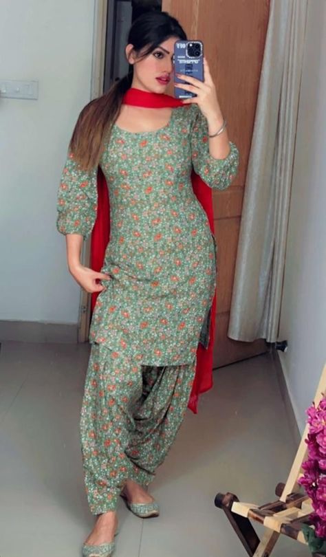Cotton Patiyala Suits Designer, Casual Punjabi Suits, Suit Sleeves Design Punjabi, Round Neck Designs For Kurtis, Plain Punjabi Suits, Birthday Dresses For Women Indian, Dress Material Pattern, God Dp, Sharechat Dp