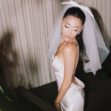 Ariana Grande shared the most beautiful photos from her intimate wedding to real estate agent Dalton Gomez, showing off her stunning Vera Wang gown and veil. And she had a "sweetener" inspiration behind her wedding day look. Hollywood Wedding, Cowl Back Wedding Dress, Audrey Hepburn Wedding, Vera Wang Gowns, Wedding Veils Short, Old Hollywood Wedding, Vera Wang Wedding, Iconic Weddings, Wedding Dresses Vera Wang