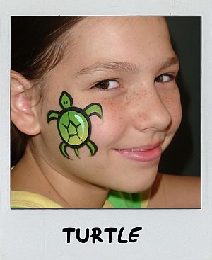 Because I love turtles! Would be cute with a little trail of tiny turtles behind the "mama". Tortoise Face Paint, Rocket Ship Face Paint, Tiny Face Paint Ideas, Easy Cute Face Painting, Disney Face Painting Ideas, Summer Face Painting Ideas For Kids, Animal Face Paint Easy, Beginner Face Paint, Easy Face Painting Ideas For Kids Simple