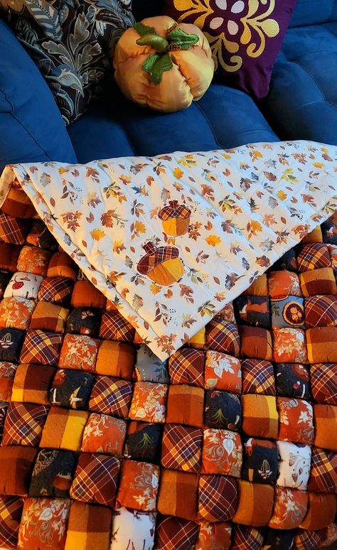 Fall Harvest Puff Quilt Autumn Table Runners Quilted, Fall Patchwork Quilt, Sewing Patterns Blanket, Diy Fall Bedroom Decor Ideas, Fall Blanket Diy, Fall Knitting Ideas, Crochet Fall Blankets, Things To Sew For Fall, Home Made Blanket