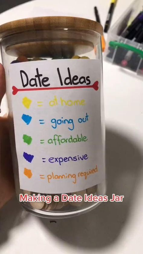 Dates In A Jar, Selamat Hari Valentine, Bridal Shower Activity, Hadiah Valentine, Idea Video, Night Jar, Creative Date Night Ideas, Date Night Jar, Romantic Date Night Ideas