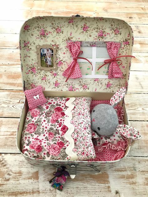 Doll In A Tin, How To Make A Doll, Doll Suitcase, House Tutorial, Fabric Toys, Miniature Doll, My Niece, Online Fabric, Decoupage Paper