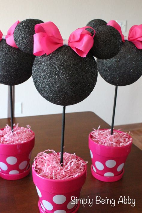 I love this simple Minnie Mouse Party Centerpiece. What a cute Party idea! Mouse Craft, Γενέθλια Mickey Mouse, Disney Parties, Diy Baby Shower Centerpieces, Minnie Mouse 1st Birthday, Minnie Mouse Baby Shower, Minnie Birthday Party, Minnie Mouse Theme, Mouse Crafts