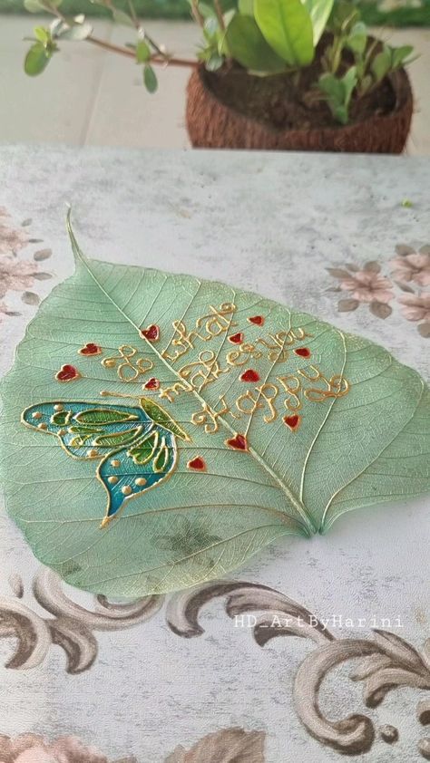 What nature discards, art gives a new life to it🫶 Kids Craft Corner, Royal Wall, Leaf Craft Activities, Leaf Art Diy, Baroque Wall, Dry Leaf Art, Diy Crafts Love, Pressed Flower Crafts, Diy Gift Set