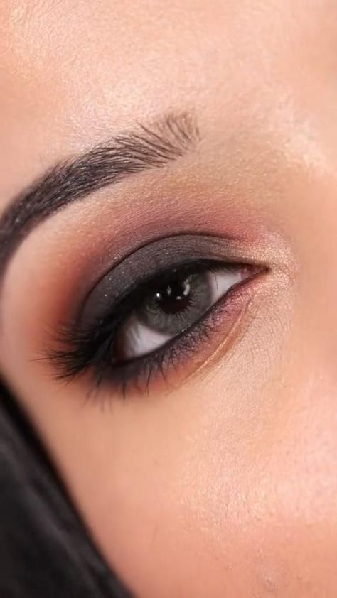 Easy smokey eye makeupDiy make up makeup makeuptutorial eyeshadow eyemakeuptutorial smokeyeyemakeup Eye Makeup Ideas Smokey, Easy Smokey Eye Step By Step, Step By Step Black Smokey Eye, Soft Smokey Eye Makeup Natural, Brown Smokey Eye Step By Step, Eye Makeup For Photos, Funeral Eyeshadow Looks, Party Look Eye Makeup, Eye Shadow For Black Eyes