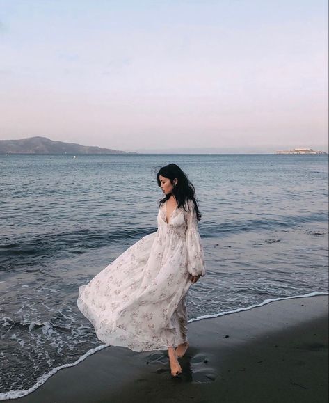 Beach Dress Photoshoot, Beach Dress Outfit, Beach Photo Inspiration, Senior Photoshoot Poses, Beach White Dress, Beautiful Beach Pictures, Beach Ootd, Summer Picture Poses, Beach Date