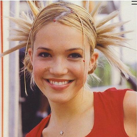 ✨LOWLIFE✨ on Instagram: “early 2000s updos were chaotically beautiful” Early 2000s Hairstyles, 00s Hair, 2000s Prom, 2000 Hair, Mandy Moore Hair, 2000s Makeup Looks, Chignon Simple, 2000s Hair, 2000s Hairstyles